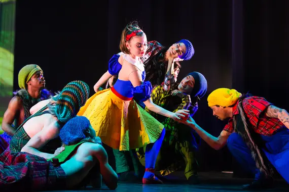 Scènefoto van GRIMM door ISH Dance Collective en de Junior Company van het Nationale Ballet