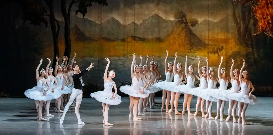 Foto van Nationaal Ballet Moldavië met Het Zwanenmeer