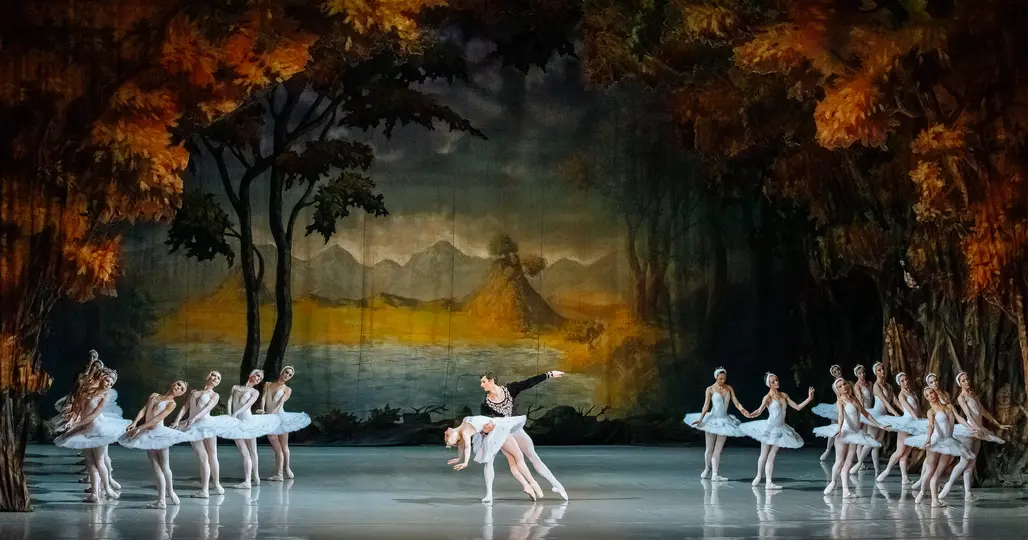 Foto van Nationaal Ballet Moldavië met Het Zwanenmeer