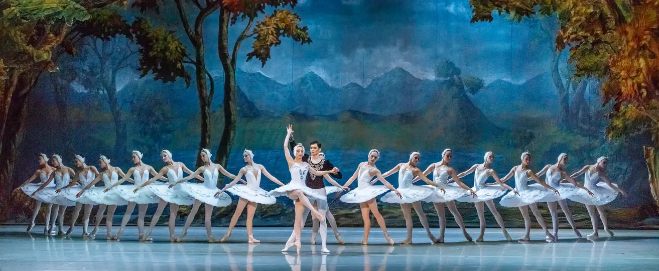 Foto van Nationaal Ballet Moldavië met Het Zwanenmeer