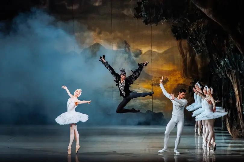 Foto van Nationaal Ballet Moldavië met Het Zwanenmeer
