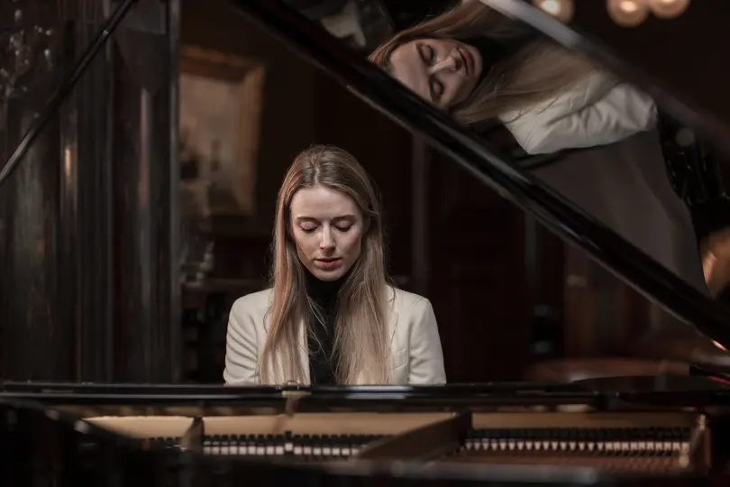 Foto van Vera Marijt piano toetsen zang