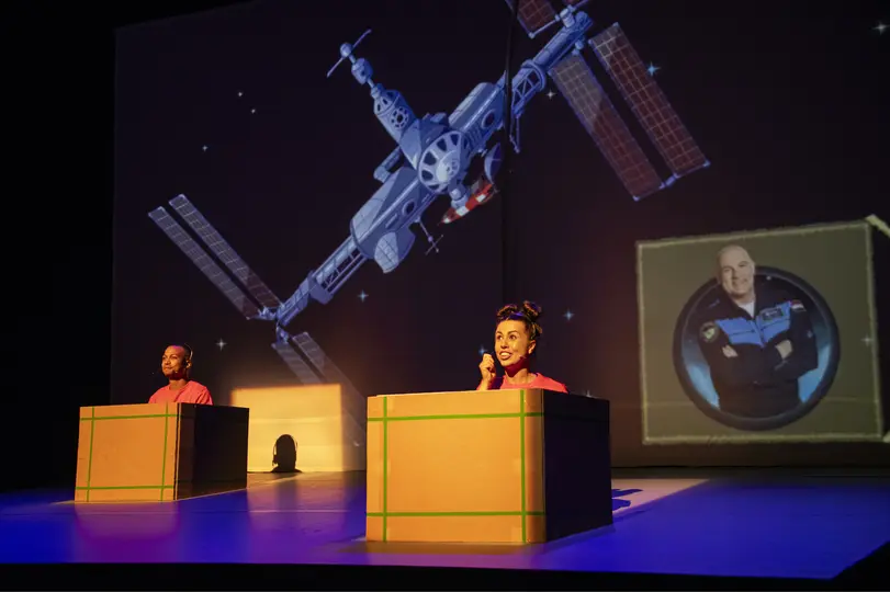 Scènefoto van Reis om de aarde met de Kleine Astronauten door Vanaf2 Producties