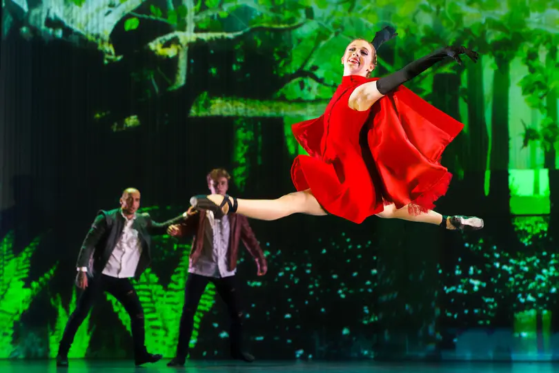 Scènefoto van GRIMM door ISH Dance Collective en de Junior Company van het Nationale Ballet
