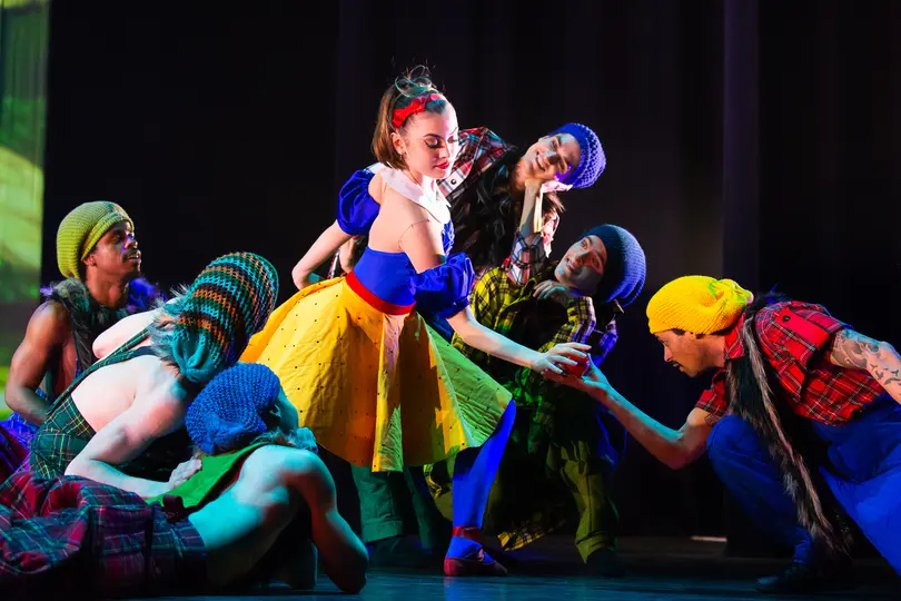 Scènefoto van GRIMM door ISH Dance Collective en de Junior Company van het Nationale Ballet