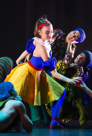 Scènefoto van GRIMM door ISH Dance Collective en de Junior Company van het Nationale Ballet