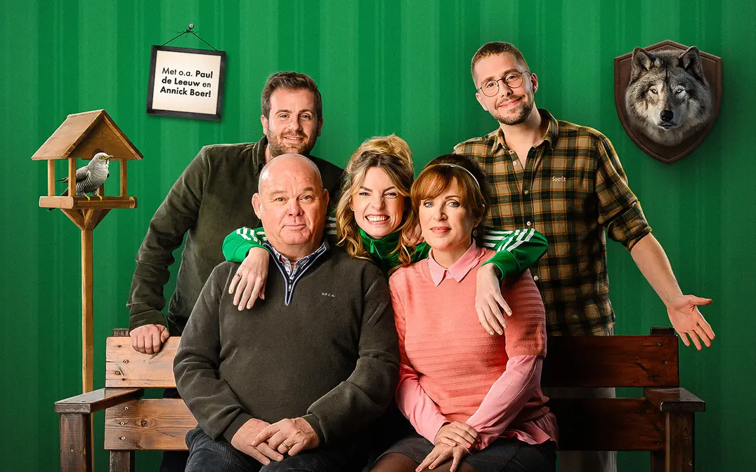 Vijf mensen bij elkaar op de bank te weten Paul de Leeuw, Annick Boer, Martijn Kardol, Renée de Gruijl en Bart van Veldhoven.