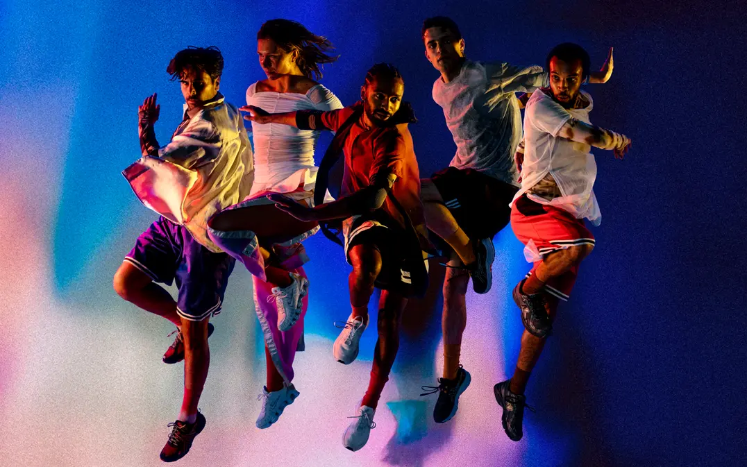 5 dansers springend in de lucht