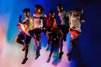 5 dansers springend in de lucht