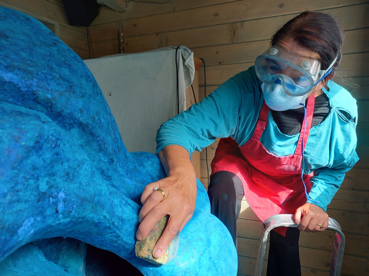 Othilia Verdurmen schurend aan een nieuwe sculptuur