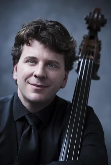 Dominic Seldis head shot with bass by Frank Ruiter kopie
