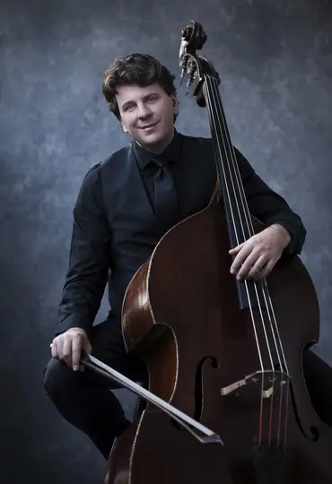 Dominic Seldis with bass by Frank Ruiter kopie