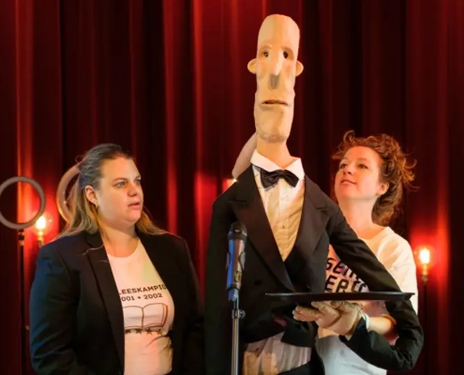Een ober van niks voorleesvoorstelling foto joep van aert